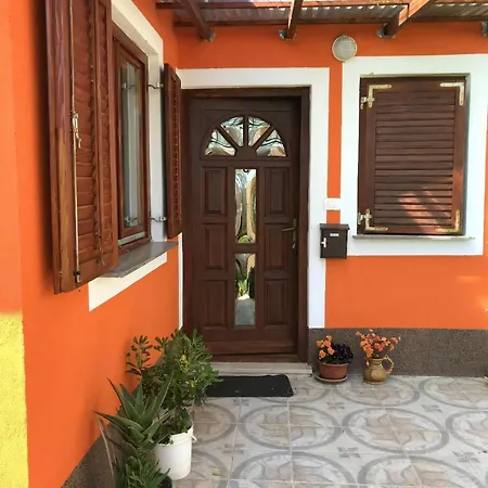Schoene In Babici Mit Kleiner Terrasse *